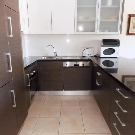 One Bedroom With Pool View- شقة