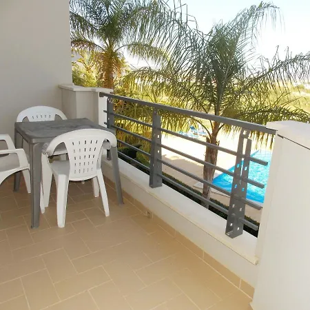 One Bedroom With Pool View- شقة